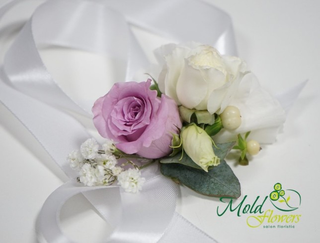 Браслет из белой эустомы и фиолетовой розы Фото